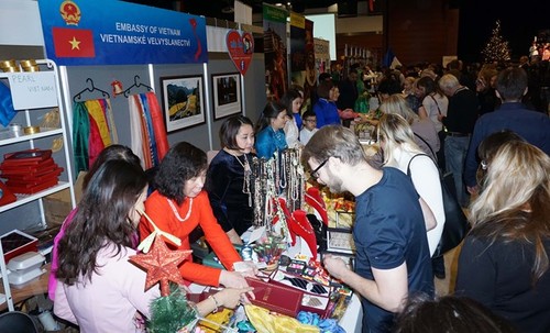 2018年布拉格圣诞慈善义卖活动推介越南蚕丝产品 - ảnh 1