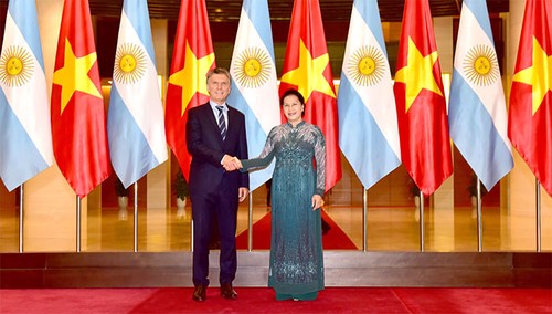 越南国会主席阮氏金银会见阿根廷总统马克里 - ảnh 1