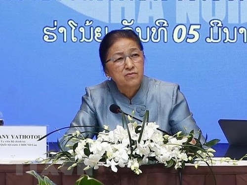 老挝国会主席巴妮参观越南企业 - ảnh 1