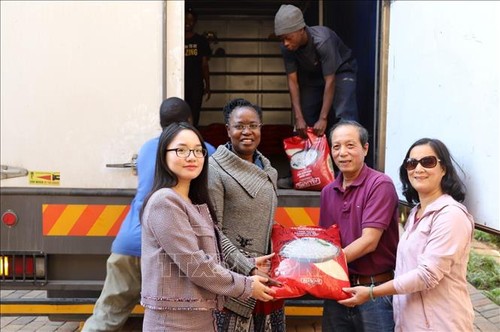 旅居南非的越南人向津巴布韦灾民克服台风“伊代”后果提供救济品 - ảnh 1