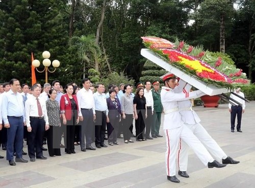 越南国会主席阮氏金银在胡志明市上香缅怀英雄烈士 - ảnh 1