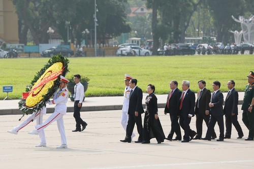 出席越南祖国阵线第九次全国代表大会的代表团入陵瞻仰胡主席遗容 - ảnh 1