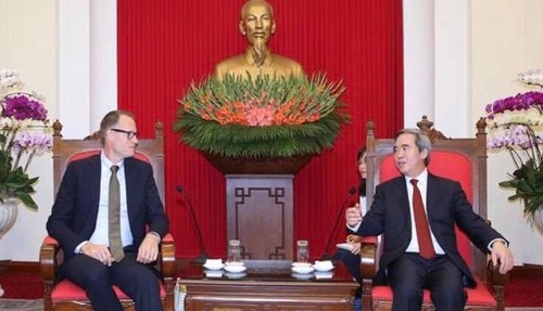 越共中央经济部部长阮文平会见丹麦气候与能源部副常秘魔腾·贝克 - ảnh 1