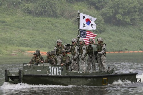 กองทัพเรือสาธารณรัฐเกาหลีและสหรัฐทำการซ้อมรบร่วม   - ảnh 1