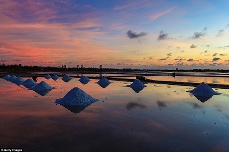 Соляные поля Вьетнама попали в список самых красивых мест для встречи заката - ảnh 1
