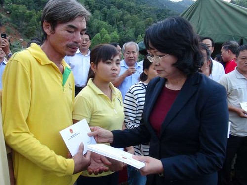 Вице-президент Вьетнама посетила пострадавших от наводнения в провинции Кханьхоа - ảnh 1