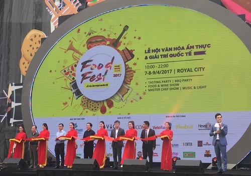 Впервые в Ханое прошел международный фестиваль культуры, кухни и развлечений - ảnh 1