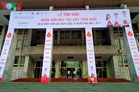 Во Вьетнаме прошли мероприятия в честь Всемирного дня донора крови - ảnh 1