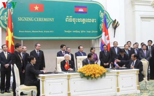 Генсек ЦК КПВ Нгуен Фу Чонг встретился с премьером Камбоджи Хун Сеном - ảnh 1