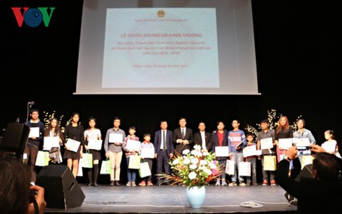 Посольство СРВ в Чехии наградило лучших вьетнамских студентов, добившихся успехов в учебе - ảnh 1