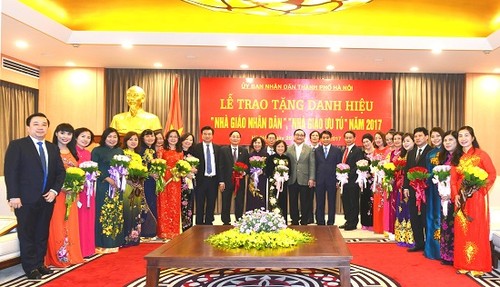 В Ханое прошла церемония присвоения почётных званий лучшим учителям столицы  - ảnh 1