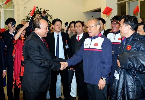 Премьер Вьетнама встретился с участниками национальной молодежной команды по футболу U23 - ảnh 1