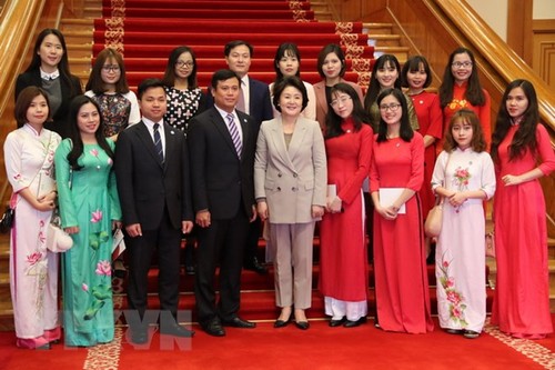 Супруга президента Республики Корея встретилась с вьетнамскими студентами  - ảnh 1