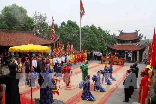 Растет число туристов и вьетнамских эмигрантов, посещающих Храм королей Хунгов - ảnh 1