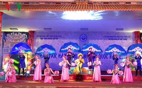 В городе Хюэ открылся всереспубликанский фестиваль вьетнамского ритуального пения «Ван» - ảnh 1