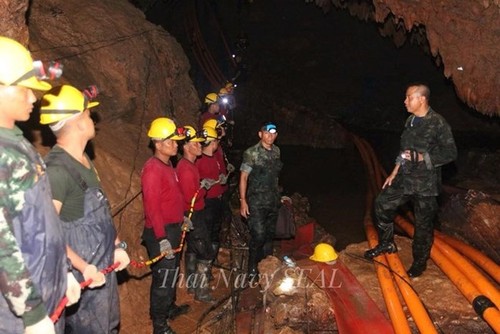 Таиланд возобновил эвакуацию детской футбольной команды из пещеры - ảnh 1
