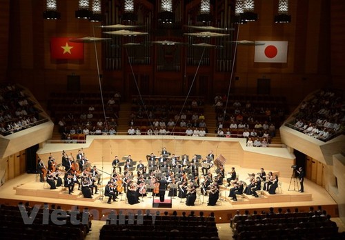 В Токио прошел концерт в честь 45-летия со дня установления дипотношений Вьетнама и Японии - ảnh 1