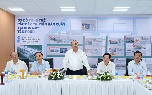 Премьер Вьетнама посетил строящийся завод по обработке сельскохозяйственной продукции в провинции Тэйнинь - ảnh 1
