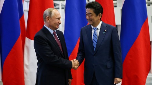 Лидеры России и Японии обсудили экономическое сотрудничество на спорных островах - ảnh 1