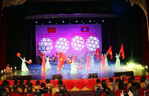 В Лаосе прошел концерт, посвященный особой традиционной вьетнамо-лаосской дружбе - ảnh 1