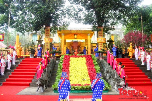 На территории императорской цитадели Тханглонг зажгли благовония в честь открытия весеннего праздника 2019 - ảnh 2