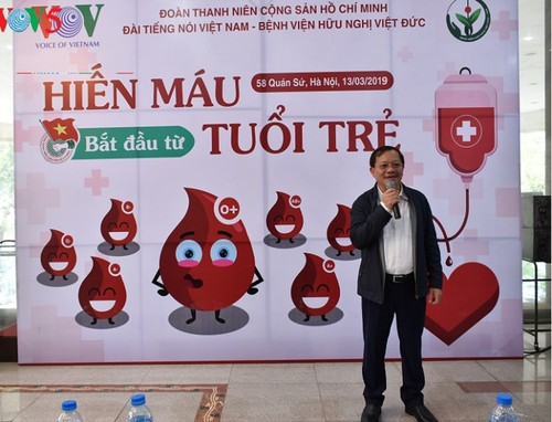 Радио «Голос Вьетнама» проводит разнообразные благотворительные мероприятия в рамках Месячника молодежи 2019  - ảnh 3