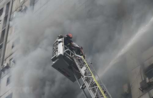 Число жертв пожара в небоскребе в Бангладеш продолжает расти - ảnh 1