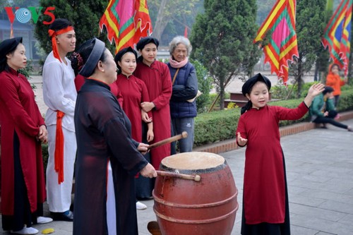 Народное пение «соан» создает особую атмосферу  на празднике Храма королей Хунгов - ảnh 2