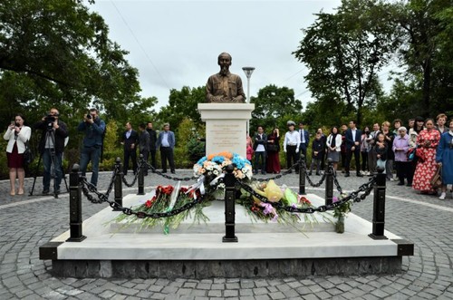 Во Владивостоке открылся памятник Президенту Хо Ши Мину  - ảnh 1