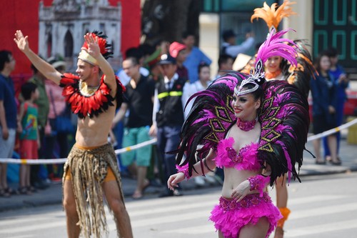 Уличный карнавал по случаю 20-летия со дня присвоения Ханою ЮНЕСКО звания «Город за мир» - ảnh 1