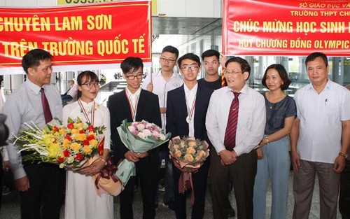 Вьетнамские школьники добились высоких результатов на Международной биологической олимпиаде в Венгрии - ảnh 1