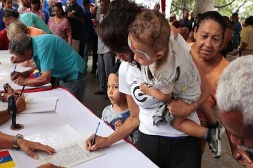 В Венесуэле продолжают сбор подписей против блокады США - ảnh 1