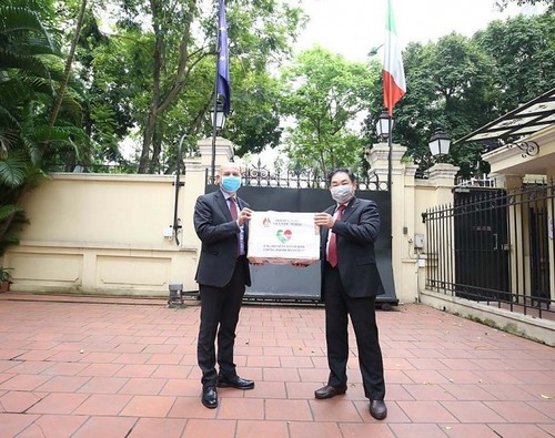 Посол Италии во Вьетнаме поблагодарил нашу страну за помощь в противодействии Covid-19 - ảnh 1