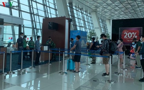 105 вьетнамских граждан вернулись домой из Индонезии - ảnh 1