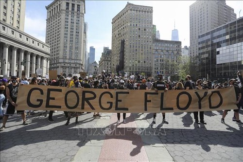 В США продолжаются массовые демонстрации в знак протеста против расизма - ảnh 1