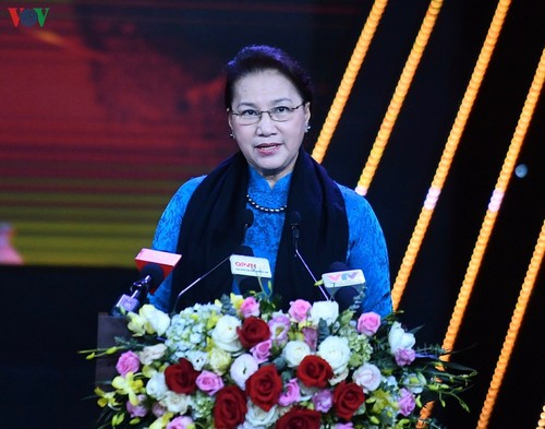 Председатель Национального собрания Вьетнама приняла участие в программе «Слава бойцам на передовой» - ảnh 1