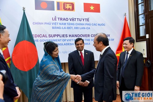Вьетнам передал Бангладеш и Шри-Ланке в дар партии медоборудования для борьбы с Covid-19 - ảnh 1