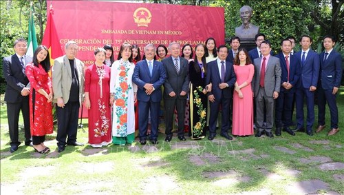 Посольства Вьетнама в Швейцарии, Сингапуре и Мексике отметили 75-летие Дня независимости и основания внешнеполитической отрасли Вьетнама - ảnh 1
