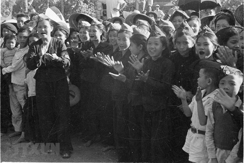 Редкие архивные фотографии, посвященные Дню освобождения Ханоя - ảnh 9