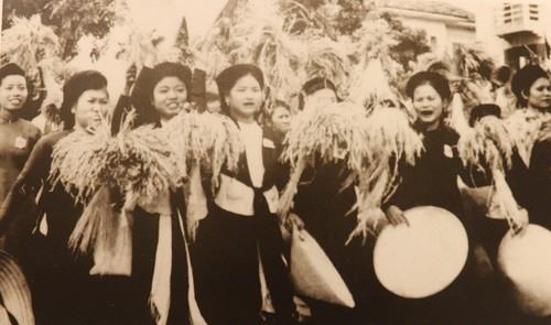 Редкие архивные фотографии, посвященные Дню освобождения Ханоя - ảnh 15