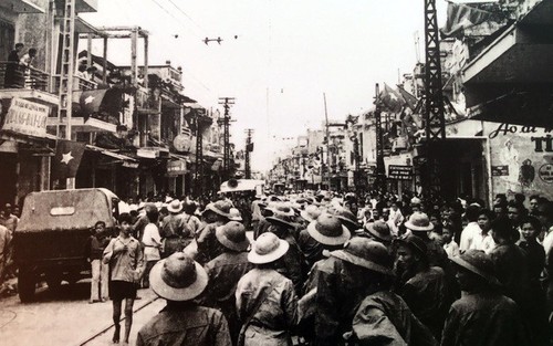 Редкие архивные фотографии, посвященные Дню освобождения Ханоя - ảnh 8