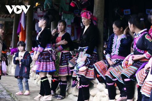 Жизнь в селении представителей народности Монг, проживающих у подножия горы Шонбакмэй - ảnh 16