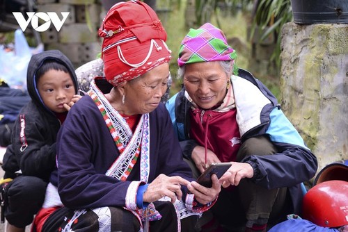 Жизнь в селении представителей народности Монг, проживающих у подножия горы Шонбакмэй - ảnh 17