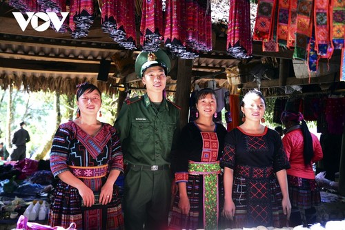 Жизнь в селении представителей народности Монг, проживающих у подножия горы Шонбакмэй - ảnh 20