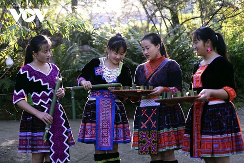 Жизнь в селении представителей народности Монг, проживающих у подножия горы Шонбакмэй - ảnh 8