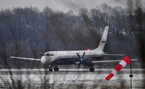 Новый российский пассажирский самолет Ил-114-300  впервые поднялся в воздух - ảnh 1