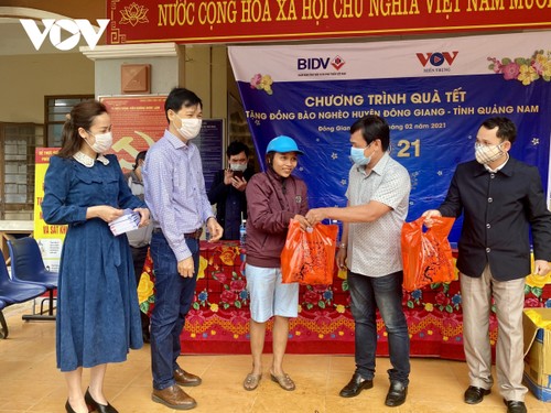 Различные мероприятия по случаю Тэта в поддержку льготных и бедных семей и представителей малых народностей Вьетнама  - ảnh 1