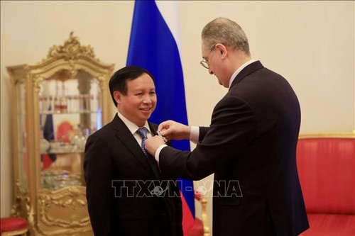 Вьетнамский посол в РФ был награжден орденом за вклад в укрепление российско-вьетнамских отношений  - ảnh 1