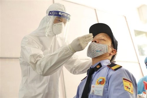 Количество новых инфицированных коронавирусом во Вьетнаме на утро 17 июля составило 2 106 человек - ảnh 1