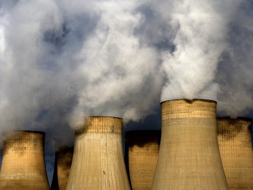 МЭА: Глобальные выбросы углерода в атмосферу достигнут рекордного уровня в 2023 году - ảnh 1